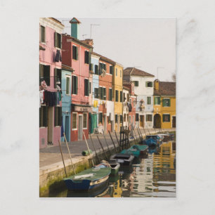 Italien, Burano. Färgglada hus längs en Vykort
