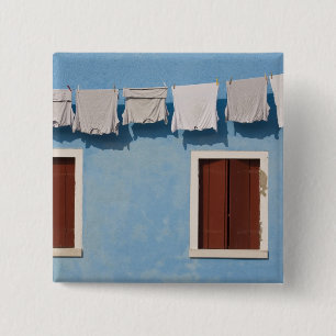 Italien, Burano. Hängande tvätt och fönster längs Knapp