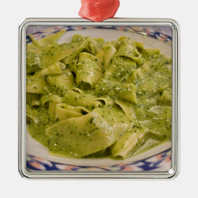 Italien, Camogli. Plattor av pasta med pesto Julgransprydnad Metall (Framsidan)