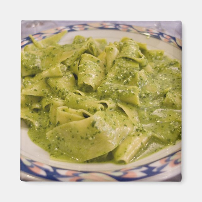 Italien, Camogli. Tallrik pasta med pesto Magnet (Framsidan)