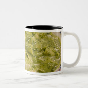 Italien, Camogli. Tallrik pasta med pesto Två-Tonad Mugg