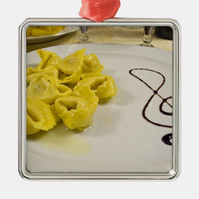 Italien, Cento. En platta av ost tortellini Julgransprydnad Metall (Framsidan)