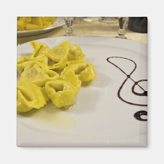 Italien, Cento. En platta av ost tortellini Magnet (Framsidan)