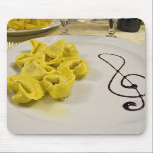 Italien, Cento. En tallrik osttortellini Musmatta