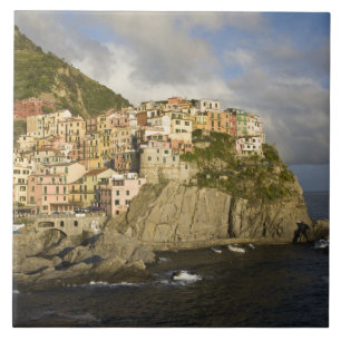 Italien, Cinque Terre, Manarola. By på klippa. Kakelplatta