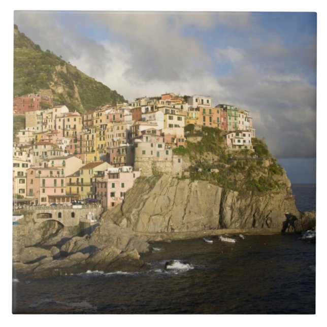 Italien, Cinque Terre, Manarola. By på klippa. Kakelplatta (Framsidan)