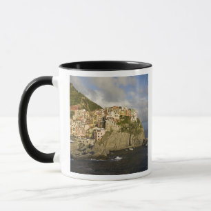 Italien, Cinque Terre, Manarola. By på klippa. Mugg