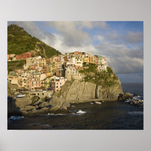Italien, Cinque Terre, Manarola. By på klippa. Poster