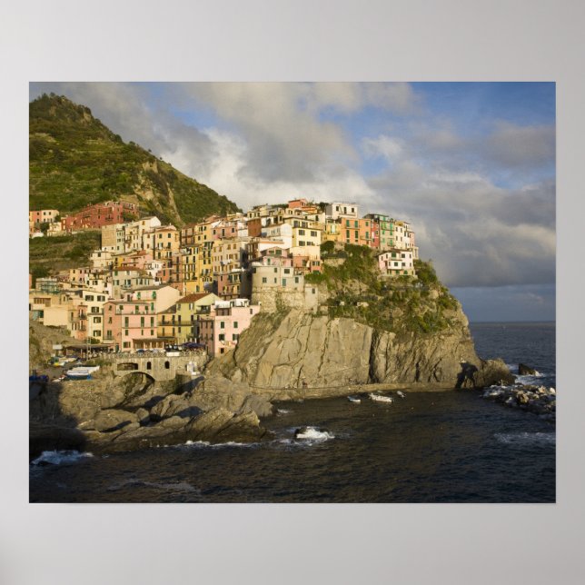 Italien, Cinque Terre, Manarola. By på klippa. Poster (Framsidan)