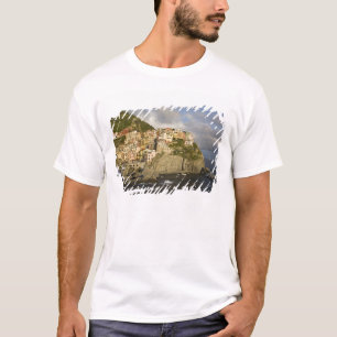 Italien, Cinque Terre, Manarola. By på klippa. T Shirt