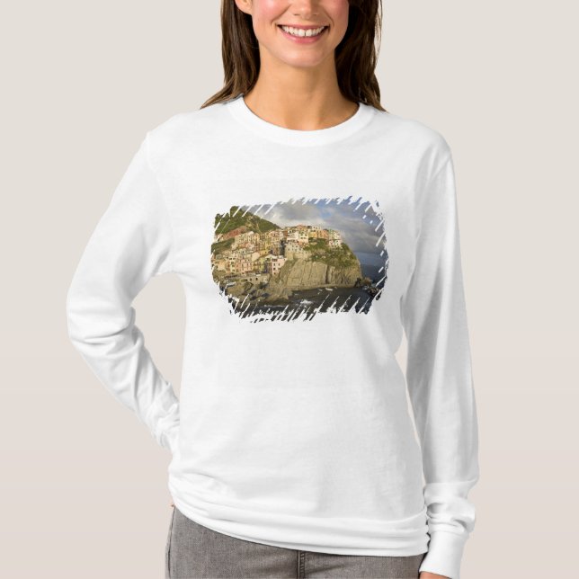 Italien, Cinque Terre, Manarola. By på klippa. T-shirt (Framsida)