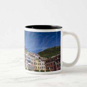 Italien, Cinque Terre, Vernazza, hamn och kyrka 2 Två-Tonad Mugg
