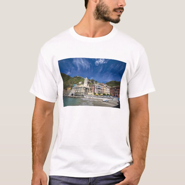 Italien, Cinque Terre, Vernazza, Harbour och Churc T-shirt (Framsida)
