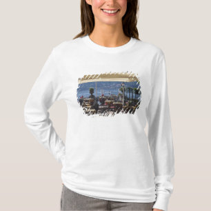 Italien, Como provins, Bellagio. Strandsida café. T-shirt