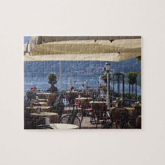 Italien, Como provins, Bellagio. Strandsidokafé. Pussel (Horisontell)