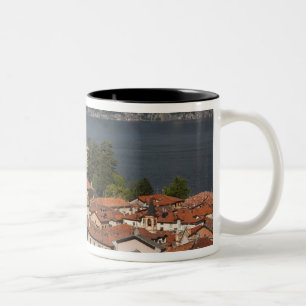 Italien, Como provins, Menaggio. Stadsvy och 2 Två-Tonad Mugg