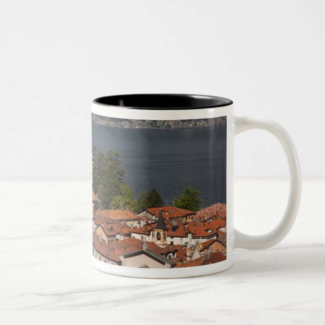 Italien, Como provins, Menaggio. Stadsvy och 2 Två-Tonad Mugg (Höger)