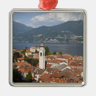 Italien, Como provins, Menaggio. Stadsvy och Julgransprydnad Metall