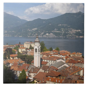 Italien, Como provins, Menaggio. Stadsvy och Kakelplatta