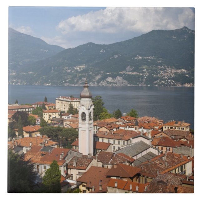 Italien, Como provins, Menaggio. Stadsvy och Kakelplatta (Framsidan)