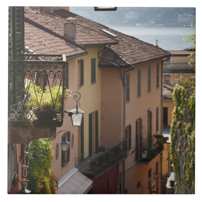 Italien, Como-provinsen, Bellagio. Salita Kakelplatta (Framsidan)