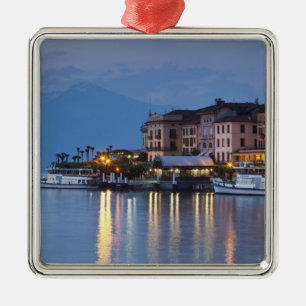 Italien, Como-provinsen, Bellagio. Stadsvy, Julgransprydnad Metall