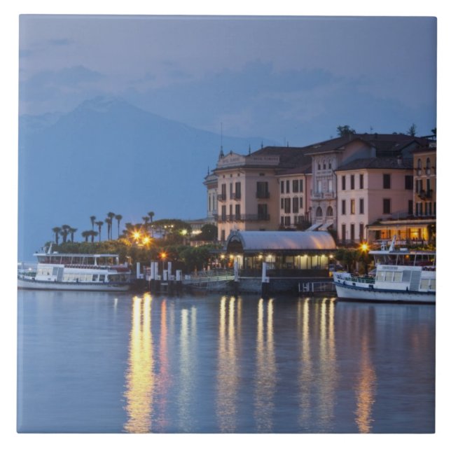 Italien, Como-provinsen, Bellagio. Stadsvy, Kakelplatta (Framsidan)