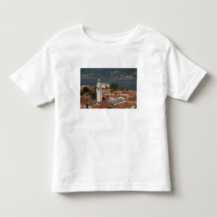 Italien, Como-provinsen, Menaggio. Stadsvy och 2 T-shirt