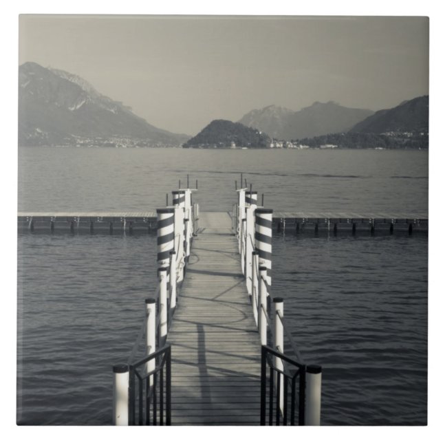 Italien, Como-provinsen, Tremezzo. Sjö pier. Kakelplatta (Framsidan)