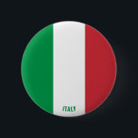 Italien Flagga Charming Patriotic, knapp<br><div class="desc">Italien Flagga Charming Patriotic Button med flagga Italien tryckt över hela knappen. Land namn är delvis integrerat i utformningen på grund. Anpassadet Text är fullt ut med funktionen "Anpassa den!". Denna vackra Italien Button är snyggtens gåva till alla tillfälle. © 2022 LänderAvVärlden</div>