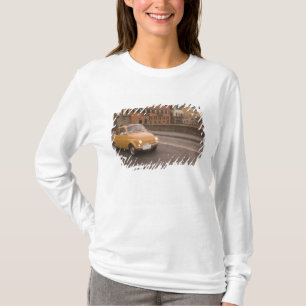 Italien, Florens. Fiat 800 Rally passerar Arno T Shirt