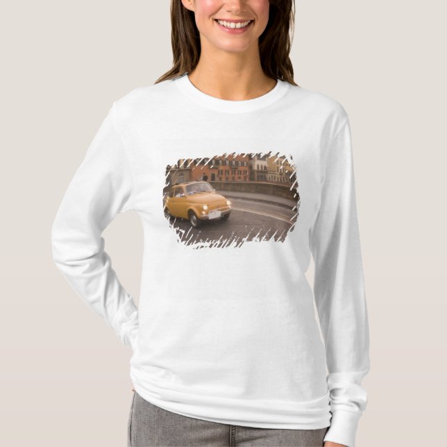 Italien, Florens. Fiat 800 Rally passerar Arno T Shirt (Framsida)
