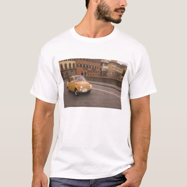 Italien, Florens. Fiat 800 Rally passerar Arno T-shirt (Framsida)