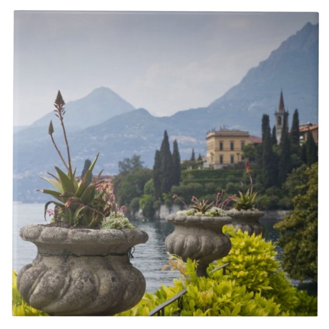 Italien, Lecco-provinsen, Varenna. Villa Monastero Kakelplatta (Framsidan)