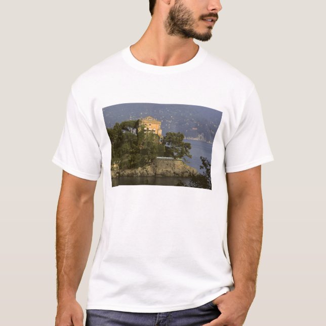 Italien, Portofino. Scenisk liv på Tee (Framsida)