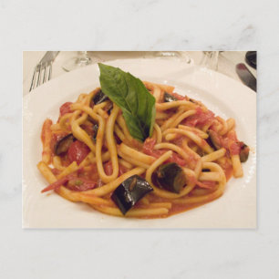 Italien, Positano. Plattor av pasta och äggplanta. Vykort