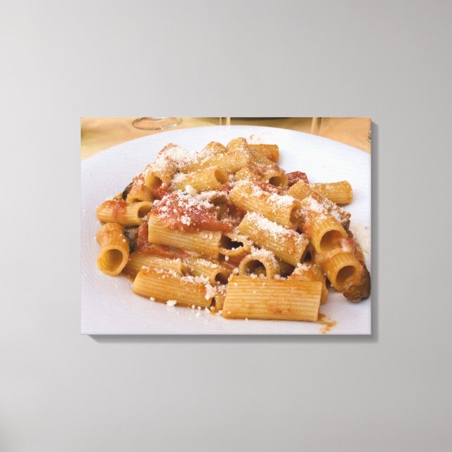 Italien, Positano. Serveringsfat med rigatoni. Canvastryck (Framsida)