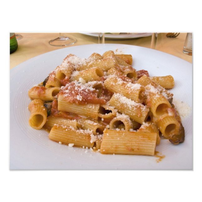 Italien, Positano. Serveringsfat med rigatoni. Fototryck (Framsidan)