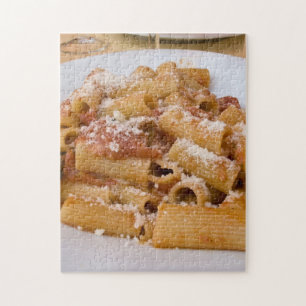 Italien, Positano. Serveringsfat med rigatoni Pussel