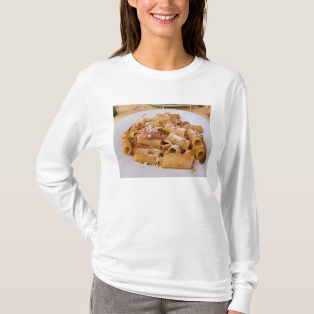 Italien, Positano. Serveringsfat med rigatoni. Tee (Framsida)