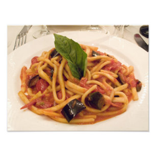 Italien, Positano. Tallrik pasta och aubergine. Fototryck