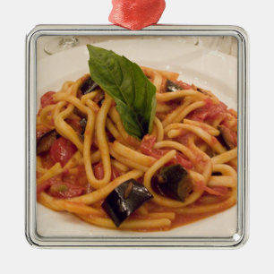 Italien, Positano. Tallrik pasta och aubergine. Julgransprydnad Metall