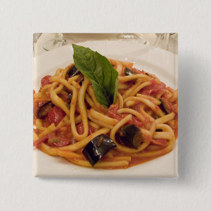 Italien, Positano. Tallrik pasta och aubergine. Knapp