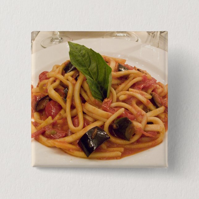 Italien, Positano. Tallrik pasta och aubergine. Knapp (Framsida)