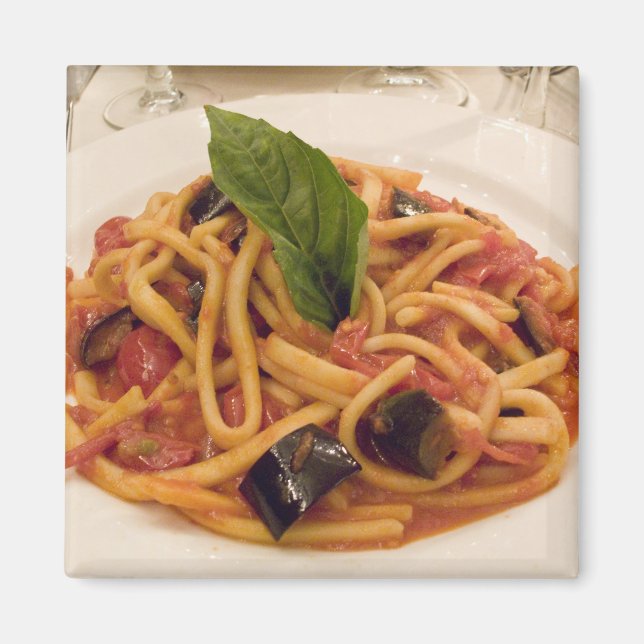 Italien, Positano. Tallrik pasta och aubergine. Magnet (Framsidan)