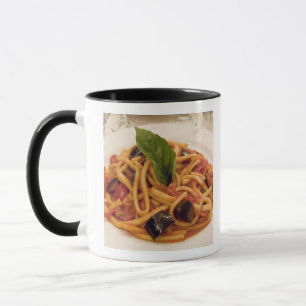 Italien, Positano. Tallrik pasta och aubergine. Mugg