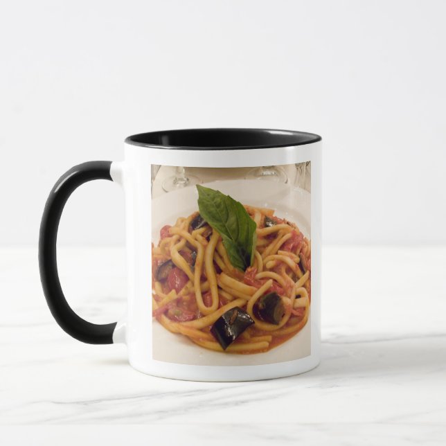 Italien, Positano. Tallrik pasta och aubergine. Mugg (Vänster)