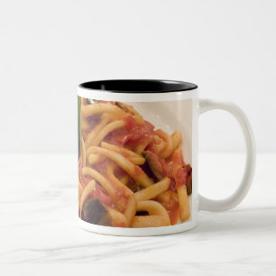 Italien, Positano. Tallrik pasta och aubergine. Två-Tonad Mugg