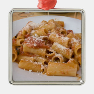 Italien, Positano. Visningstallrik med rigatoni. Julgransprydnad Metall