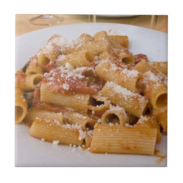 Italien, Positano. Visningstallrik med rigatoni Kakelplatta (Framsidan)